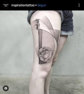 Tatuagem feminina na coxa formas geométricas.