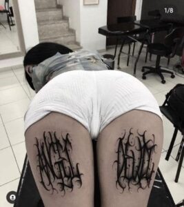 Tatuagem feminina na coxa Lettering