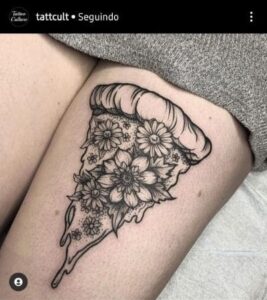 Tatuagem feminina na coxa pedaço de pizza com flores.