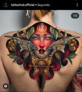 Tatuagem feminina nas costas old school colorido.