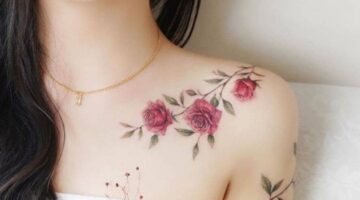 Tatuagem feminina no ombro rosas delicadas e coloridas.
