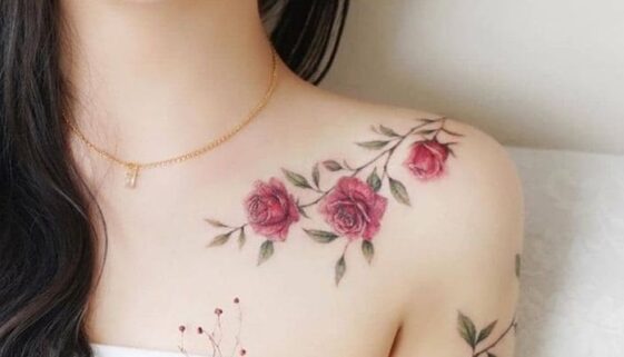 Tatuagem feminina no ombro rosas delicadas e coloridas.