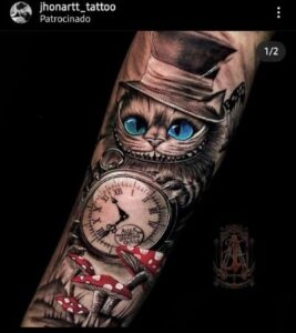 Tatuagem no braço masculino realismo gato risonho.