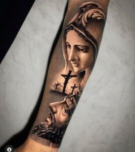 Tatuagem no braço masculino realismo imagem religiosa.