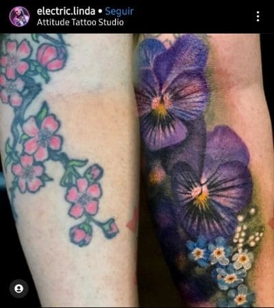Cobertura de tatuagem colorida, com desenho floral colorido.