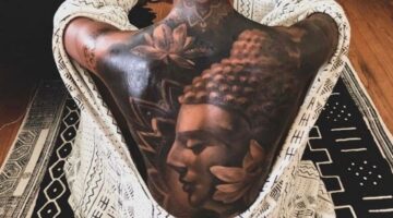 Fechamentos de costas com rosto de uma mulher negra e flores de lótus,