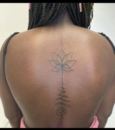 Flor de lótus nas costas.
