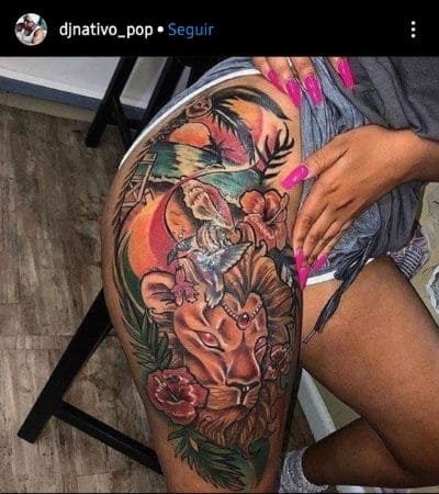 Tatuagem de leão colorido.
