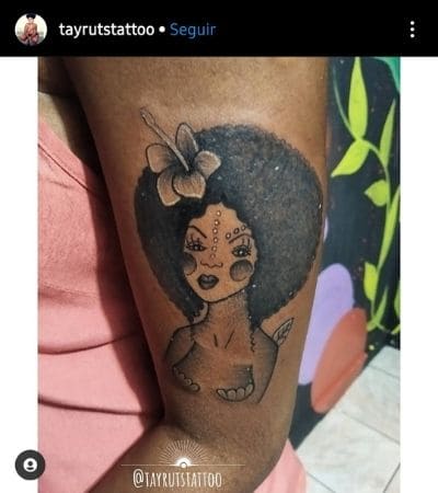 Arte Afro futurista tatuada no braço.