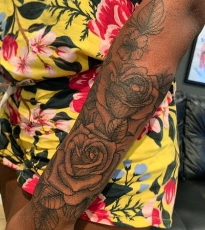 Tatuagem de rosas no braço feminina.