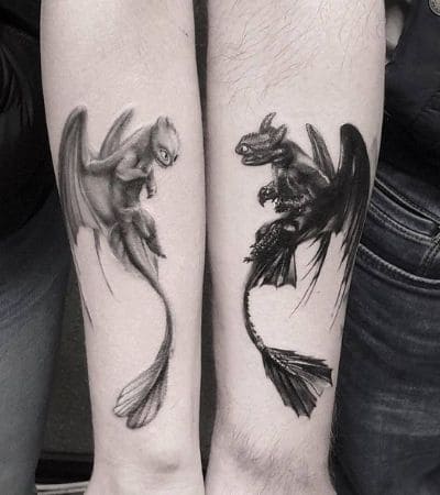 Tatuagem para casal com o desenho do Banguela e Furia da luz, referencia do filme como treinar o eu dragão.
