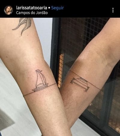 Tatuagem para csal com o desenho de um barco e um deque.