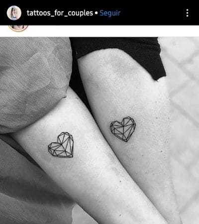 Tatuagem para casal com dois corações em forma geométrica.