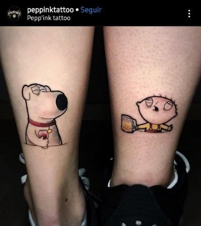 Tatuagem para casal com formas de um desenho animado, colorido.