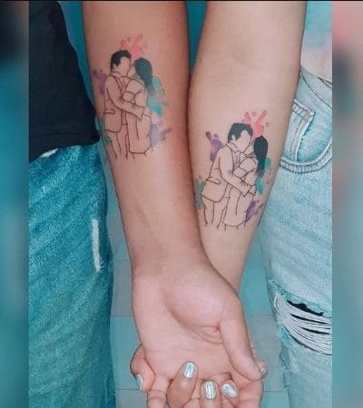 Tatuagem para casal com o retrato de um casal apaixonado, em aquarela.