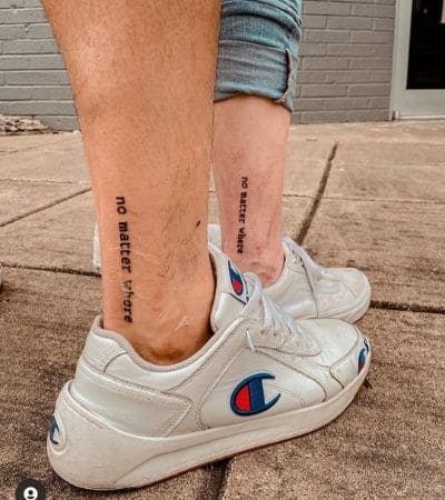 Tatuagem para casal com frases escritas nas pernas.