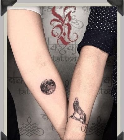 Tatuagem para casal com os desenhos da lua cheia e um lobo uivando.