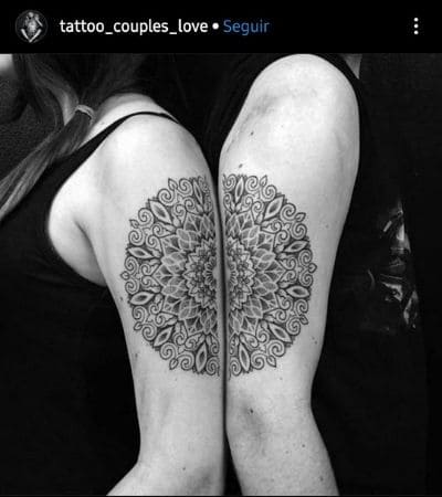 Tatuagem de casal com mandals que se completam no braço.