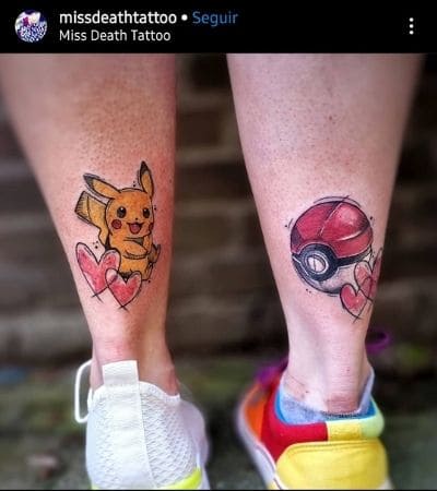 Tatuagem de casal com o desenho de uma pokebola e pikachu. Arte colorida.