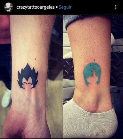 Tatuagem de casal Vegeta e Buma de cabelos azuis.