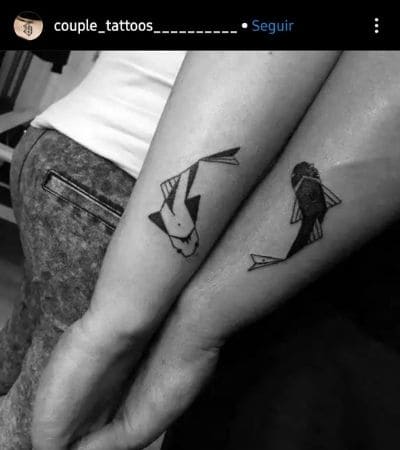 Tatuagem de casal peixes em forma de Yin e Yang em preto e branco.