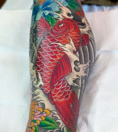 Tatuagem oriental carpa vermelha.