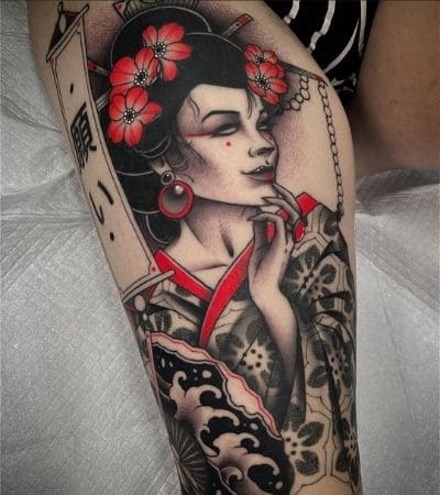 Tatuagem oriental de gueixa, em preto e vermelho