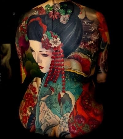 Tatuagem oriental de gueixa nas costas, arte totalmente colorida.