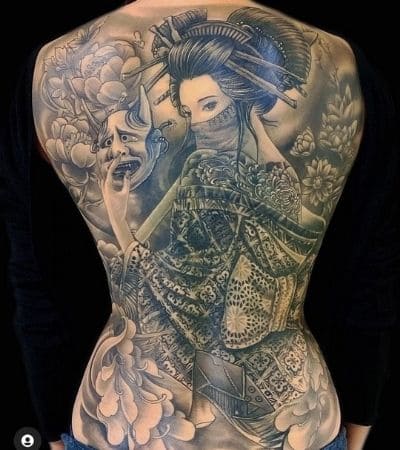 Tatuagem oriental de gueixa, arte em preto e cinza cobrindo toda as costas.