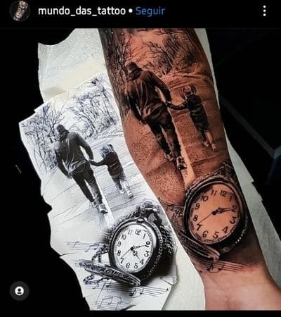 Tatuagem realismo da foto de um pai andando de mãos dadas com sua filha e um relógio de bolso.