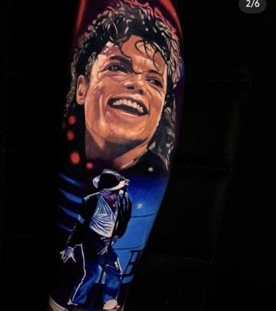 Tatuagem realista do astro do pop Michael Jackson.