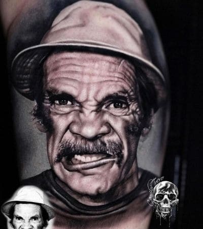 Tatuagem realista retrato do seu Madruga de Chaves.