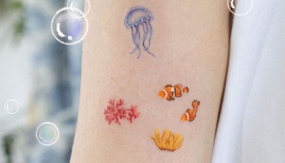 Tatuagem minimalista do fundo do mar, referencia ao desenho de procurando Nemo.