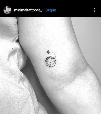 Tatuagem minimalista de um avião dando a volta ao redor do mundo.