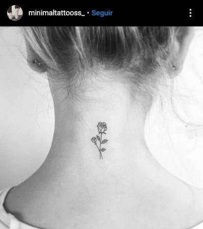 Tatuagem minimalista de uma rosa em traços pretos e finos.