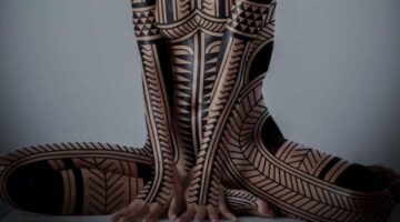 Tatuagem tribal feminina, tattoo feita em traços pretos pelo corpo todo.