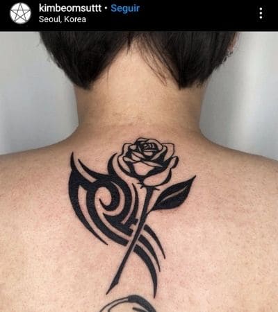 Tatuagem tribal com uma rosa feita nas costas.